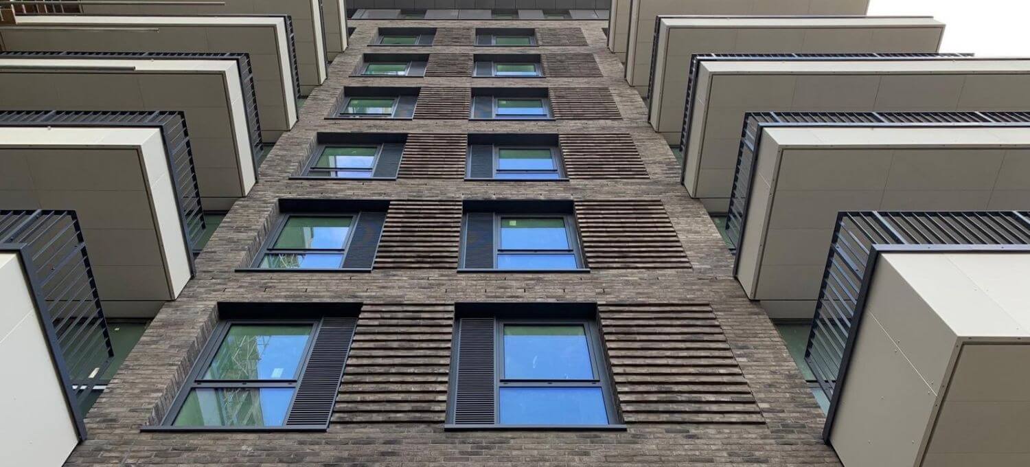 Muurroosters op appartement