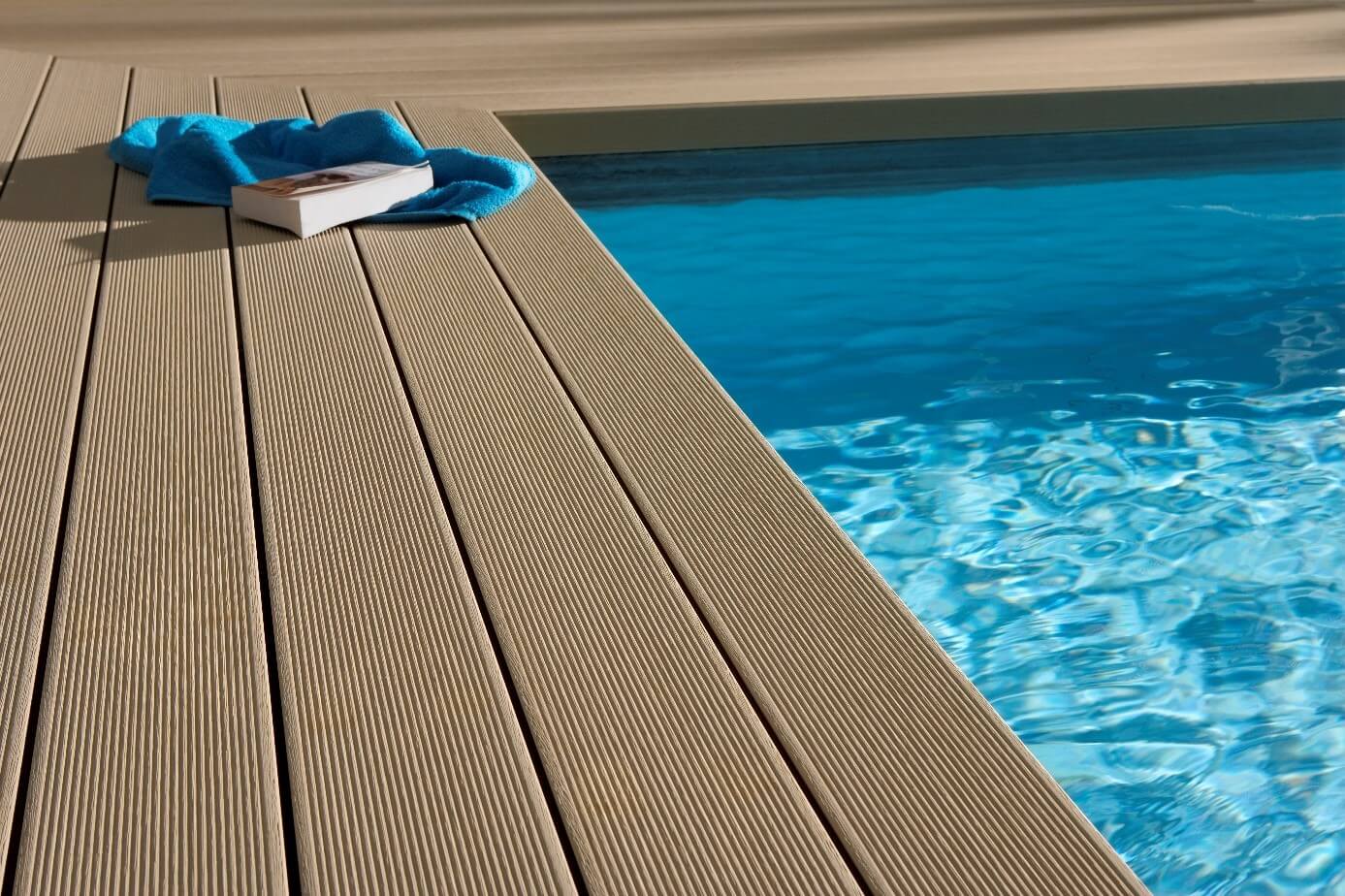 Praktisch Verzadigen Samenstelling Terrasplanken rond je zwembad: hierop moet je zeker letten