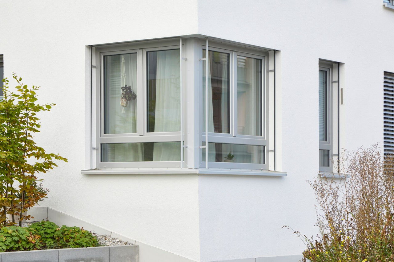 Outside foil is 925 White Aluminium. Inside white, no foil